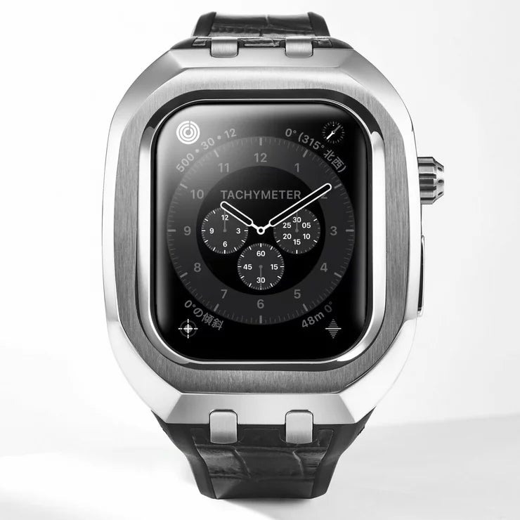 &nbsp; 【商品内容】 互換性:Apple Watch Series 11 / 10 ベゼル:再生ステンレススティール ケース:再生ステンレススティール ケースサイズ:横 49 × 縦 58 × 厚 12.5 mm 防水機能:Apple Watchの防水性に準ずる ベルト:カーフレザー/ラバー 腕回り:腕回り 15 ? 20.5 cm ゆとりある大人の装い。CLASSIC COLLECTION(クラシック コレクション)Apple Watch Series11/10に対応。 ○クラシックとモダンが共存する上品な佇まい。 大人の余裕を感じさせるラグジュアリー・アップルウォッチケース。HUMBLE RICH装着すれば、ややカジュアルに寄りがちなApple Watchをビジネスやフォーマルを含むあらゆる場面でシーンレスに使用することができます。 ○あらゆるシーンにおいて控えめかつ上品な腕元に 高級時計と同じ素材、同じ仕上げ技術を使用。長年、時計に携わった一流のウォッチデザイナーがデザインした、説得力あるデザインです。ポリッシュとヘアラインを織り交ぜた美しいエッジ表現をお楽しみください。 ○わずか20秒でシーンの切り替えが可能 実用新案取得済みの独自機構「Plug & Rich(プラグ&リッチ)」で、ワンタッチでケースの開け閉めが可能。わずか20秒でシーンの切り替えが可能です。 &nbsp; 【商品・画像についてのご注意】 ・バリエーションのある商品の場合、商品画像が複数ある場合がございますが発送されるのは1点です。カラーやサイズなどのバリエーションは商品名をご確認ください。 ・商品の外装デザインは画像と異なる場合がございます。 &nbsp; 【送料・配送についての注意事項】 ・ご注文入れ違い等により欠品・遅延となる場合がございます。 ・ご注文の商品によって北海道、沖縄、離島および一部地域への配送時に追加送料がかかる場合や、配送ができない場合がございます。 &nbsp; 【返品・交換についての注意事項】 ご注文後のお客様都合によるキャンセル・返品・交換はお受けできません。 商品内容・仕様等を十分にご確認のうえ、ご注文ください。 ※大型商品については、サイズ・設置場所・搬入経路も事前にご確認ください。