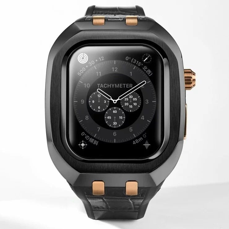 &nbsp; 【商品内容】 互換性:Apple Watch Series 11 / 10 ベゼル:再生ステンレススティール ケース:再生ステンレススティール ケースサイズ:横 49 × 縦 58 × 厚 12.5 mm 防水機能:Apple Watchの防水性に準ずる ベルト:カーフレザー/ラバー 腕回り:腕回り 15 ? 20.5 cm ゆとりある大人の装い。CLASSIC COLLECTION(クラシック コレクション)Apple Watch Series11/10に対応。 ○クラシックとモダンが共存する上品な佇まい。 大人の余裕を感じさせるラグジュアリー・アップルウォッチケース。HUMBLE RICH装着すれば、ややカジュアルに寄りがちなApple Watchをビジネスやフォーマルを含むあらゆる場面でシーンレスに使用することができます。 ○あらゆるシーンにおいて控えめかつ上品な腕元に 高級時計と同じ素材、同じ仕上げ技術を使用。長年、時計に携わった一流のウォッチデザイナーがデザインした、説得力あるデザインです。ポリッシュとヘアラインを織り交ぜた美しいエッジ表現をお楽しみください。 ○わずか20秒でシーンの切り替えが可能 実用新案取得済みの独自機構「Plug & Rich(プラグ&リッチ)」で、ワンタッチでケースの開け閉めが可能。わずか20秒でシーンの切り替えが可能です。 &nbsp; 【商品・画像についてのご注意】 ・バリエーションのある商品の場合、商品画像が複数ある場合がございますが発送されるのは1点です。カラーやサイズなどのバリエーションは商品名をご確認ください。 ・商品の外装デザインは画像と異なる場合がございます。 &nbsp; 【送料・配送についての注意事項】 ・ご注文入れ違い等により欠品・遅延となる場合がございます。 ・ご注文の商品によって北海道、沖縄、離島および一部地域への配送時に追加送料がかかる場合や、配送ができない場合がございます。 &nbsp; 【返品・交換についての注意事項】 ご注文後のお客様都合によるキャンセル・返品・交換はお受けできません。 商品内容・仕様等を十分にご確認のうえ、ご注文ください。 ※大型商品については、サイズ・設置場所・搬入経路も事前にご確認ください。