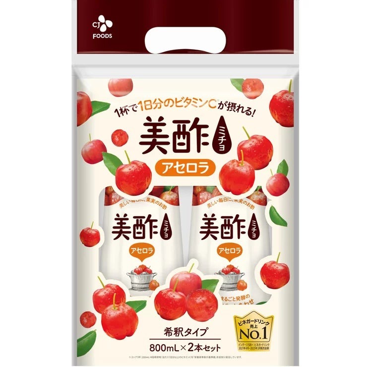 &nbsp; 【商品内容】 100%果実発酵酢で作った飲むお酢、美酢のアセロラ2本セットです。 マイルドなお酢のドリンクなので、お子様や男性の方にもおすすめです。 4倍希釈タイプ(水:美酢=3:1)の商品です。 水や牛乳、炭酸水等でお好みの濃さに割ってお召し上がりください。 1本800ml x 2本 美酢は100%果実発酵のお酢から作った果実のおいしさを楽しむ飲むお酢です。 果汁をそのまま発酵させるため、豊富な天然果実のマイルドな味が感じられ、 フルーティーでまろやかなお酢をお楽しみいただけます。 水・炭酸水・ビール・牛乳など、お好みに合わせて希釈して様々な味わいをお楽しみください。 〈フレーバー特徴〉 アセロラの甘みと酸味のバランスが良く、ジューシーな甘酸っぱさが感じられる、飲みやすいビネガードリンクです。 アセロラは、レモンの約34倍のビタミンCを含むスーパーフードです。 コップ1杯で一日分のビタミンCが摂取可能です。※コップ1杯200mL、4倍希釈時 ドリンクからデザートまで多様なレシピをお楽しみいただけます。 &nbsp; 【保存方法・期限表示について】 ・直射日光・高温多湿を避け、常温で保存してください。開封後に冷蔵保存が必要な商品につきましては、その旨を商品パッケージに記載しております。 ・消費期限・賞味期限のある商品につきましては、商品パッケージ本体に記載しております。 &nbsp; 【商品・画像についてのご注意】 ・バリエーションのある商品の場合、商品画像が複数ある場合がございますが発送されるのは1点です。カラーやサイズなどのバリエーションは商品名をご確認ください。 ・商品の外装デザインは画像と異なる場合がございます。 &nbsp; 【送料・配送についての注意事項】 ・ご注文入れ違い等により欠品・遅延となる場合がございます。 ・ご注文の商品によって北海道、沖縄、離島および一部地域への配送時に追加送料がかかる場合や、配送ができない場合がございます。 ・お客様都合でのキャンセルはお受け出来ませんのでご了承下さい。