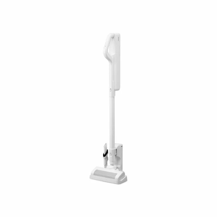 &nbsp; 【商品内容】 1.4kgの軽量タイプの充電式紙パックスティッククリーナー ハンディにもなる2WAYタイプ 付属品として2.5年分(25枚)の紙パック付き 自走式パワーヘッド搭載 充電スタンド付き ◆充電式紙パックスティッククリーナーで1.4kgのスリム設計。 ◆ハンディにもなる2WAYタイプです。 ◆紙パック25枚付属しています。 ◆操作性抜群の自走式パワーヘッド搭載。 ◆棚のすきまや窓の桟のお掃除に便利なすき間ノズル付属、先端を回転させるとブラシノズルとしても使用できます。 ◆充電スタンド付なので、お掃除が終わったらスタンドに置くだけでコンパクトに収納できます。 ◆紙パック式でゴミ捨て簡単。抗菌・防臭効果のある銀イオン加工の不織布製で手を汚さずにごみ捨てができます。【製品仕様】●本体サイズ:幅約235mm×奥行約235mm×高さ約975mm※フロアヘッド・延長パイプ含む●本体重量:約1400g ※フロアヘッド、延長パイプを含む●カラー:ホワイト●吸引方法:紙パック式●集じん容積:0.3L●使用温度:5~35°C●連続使用時間:標準モード:約20分/約27分(付属アタッチメント使用時)、ターボモード:約10分※使用状況により異なります●使用バッテリー:リチウムイオン2次電池●バッテリー質量:154g●定格電圧:DC10.8V●充電電源:入力:AC100V、50/60Hz、出力:DC13.7V 0.5A●充電時間 :約4時間(室温・使用時間などにより充電時間が長くなることがあります)●付属品:充電アダプター、充電スタンド、すき間ノズル、使い捨てダストパック×25枚(1枚は本体内にセット済み)【主要材質】 ABS、PP【生産国】 中国 &nbsp; 【商品・画像についてのご注意】 ・バリエーションのある商品の場合、商品画像が複数ある場合がございますが発送されるのは1点です。カラーやサイズなどのバリエーションは商品名をご確認ください。 ・商品の外装デザインは画像と異なる場合がございます。 &nbsp; 【送料・配送についての注意事項】 ・ご注文入れ違い等により欠品・遅延となる場合がございます。 ・ご注文の商品によって北海道、沖縄、離島および一部地域への配送時に追加送料がかかる場合や、配送ができない場合がございます。 &nbsp; 【返品・交換についての注意事項】 ご注文後のお客様都合によるキャンセル・返品・交換はお受けできません。 商品内容・仕様等を十分にご確認のうえ、ご注文ください。 ※大型商品については、サイズ・設置場所・搬入経路も事前にご確認ください。