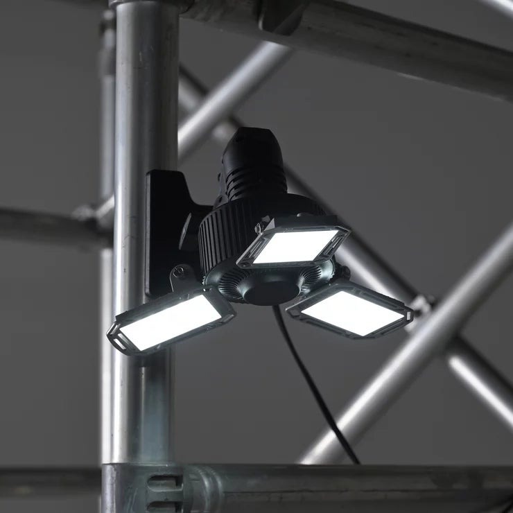 &nbsp; 【商品内容】 夜間の屋内作業などに便利な3灯LEDライトとマグネット付きクリップの2点セット DIYやガレージの整備作業、アウトドアやキャンプでも活躍! 災害や停電時の備えにも!【LEDライト】●電圧:AC100V●周波数:50/60Hz●口金(ソケット)サイズ:E26●消費電力:48W●光束(最大):5000lm●色温度:6500K●サイズ:幅22×奥行22×高さ9.5cm●重量:約320g ※防水仕様ではないため屋外ではご使用頂けません。【マグネット付きクリップ】●逆さにも貼れるマグネット付き●クリップは最大約4cmの厚さまで挟むことが可能●調整角度:水平360度、上下180度●電源コード長さ:約3m●サイズ:幅10×奥行15.5×高さ17.5cm●重量:約1.5kg &nbsp; 【商品・画像についてのご注意】 ・バリエーションのある商品の場合、商品画像が複数ある場合がございますが発送されるのは1点です。カラーやサイズなどのバリエーションは商品名をご確認ください。 ・商品の外装デザインは画像と異なる場合がございます。 &nbsp; 【送料・配送についての注意事項】 ・ご注文入れ違い等により欠品・遅延となる場合がございます。 ・ご注文の商品によって北海道、沖縄、離島および一部地域への配送時に追加送料がかかる場合や、配送ができない場合がございます。 ・お客様都合でのキャンセルはお受け出来ませんのでご了承下さい。