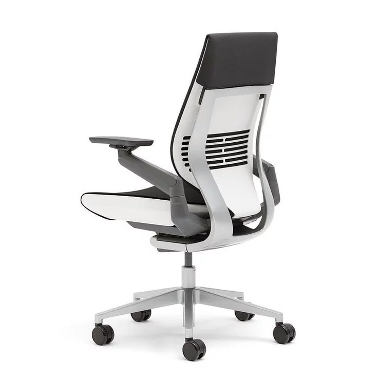 &nbsp; 【商品内容】 ■米国Steelcase社 1912年 アメリカ合衆国ミシガン州グランドラピッズ市にメタルオフィスファニチャーカンパニーとして創業。人間の能力を最大限に発揮できる ように開発された建築、家具、テクノロジー関連製品やサービスを提供することで快適なワーク体験を創出することで業界をリードしています。 ■商品詳細:ラップバックタイプ 今日のテクノロジーとユーザーをつなぐチェア、Gesture(ジェスチャー)。 360アームは、従来のアジャスタブルアームとは全く違う動きをし、スマートフォンやタブレット端末の操作時の適切に肘、腕をサポートします。 ・Live Backテクノロジー Gestureの3D LiveBack(TM)テクノロジーは、姿勢を変える度に背もたれが背骨の自然な動きに沿って柔軟に変形するよう設計されています。背もたれの曲面形状によって座りながら、背骨を自然で健康的なS字型に整えます。 ・360°回転アーム Gestureのアームは360°の可動域のどの位置にも調整可能。様々なインターフェイスの端末を使って作業するあなたの動きに追従する事で身体全 体をサポートします。アームレストは身体が動いても作業面と平行を保つ事が実現した事によって、いかなる角度にリクライニングしても快適に作業ができます。 ・背もたれ強度調節 リクライニングする際の背もたれの強度がダイヤルで調節できます。 ・バリアブルバックストップ 背もたれ強度調節ダイヤルの内側の表面凹凸部分を回すことで姿勢を4段階で調節できます。 ・座面奥行/高さ調節 奥行きの調節は座面右下手前のダイヤルで座ったままで調節できます。高さ調節は操作レバーを引き上 げて調節ができます。 ・フレックスエッジ 座面の柔らかなエッジによって快適性が隅々まで考慮されています。 ・お客様組立商品になります。 &nbsp; 【商品・画像についてのご注意】 ・バリエーションのある商品の場合、商品画像が複数ある場合がございますが発送されるのは1点です。カラーやサイズなどのバリエーションは商品名をご確認ください。 ・商品の外装デザインは画像と異なる場合がございます。 &nbsp; 【送料・配送についての注意事項】 ・ご注文入れ違い等により欠品・遅延となる場合がございます。 ・ご注文の商品によって北海道、沖縄、離島および一部地域への配送時に追加送料がかかる場合や、配送ができない場合がございます。 &nbsp; 【返品・交換についての注意事項】 ご注文後のお客様都合によるキャンセル・返品・交換はお受けできません。 商品内容・仕様等を十分にご確認のうえ、ご注文ください。 ※大型商品については、サイズ・設置場所・搬入経路も事前にご確認ください。