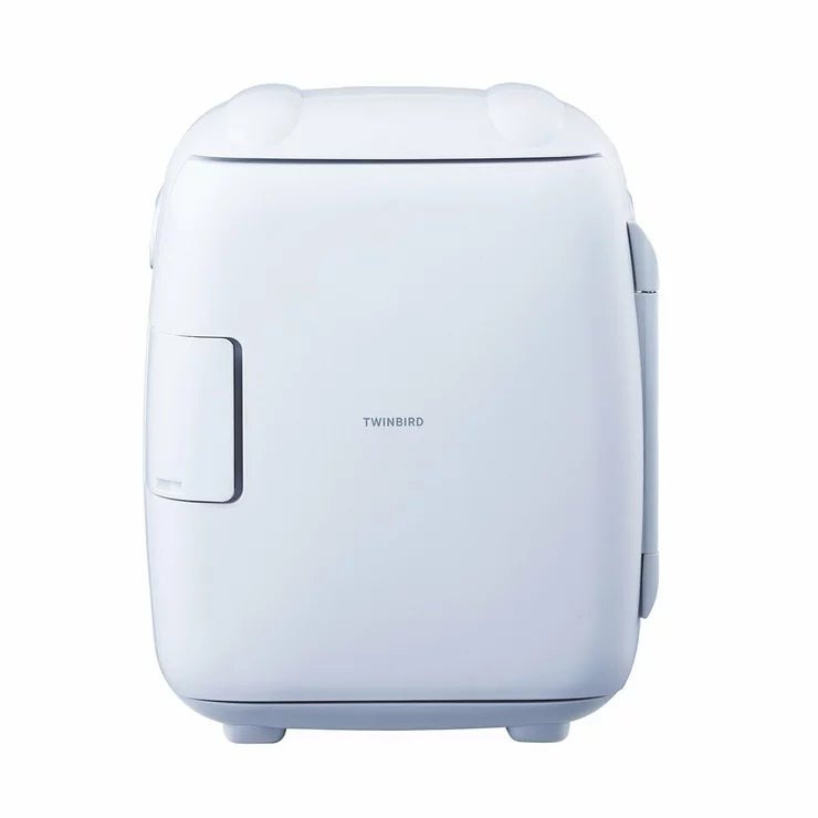 &nbsp; 【商品内容】 ツインバードの「2電源式コンパクト電子保冷保温ボックス HR-EB06W」は、高さ21.5cmまでの500mlペットボトルが4本収納できる保冷保温庫です。コンパクトなので持ち運びやすく、デスクワークのお供にしたり、洗面所に置いて化粧品やシートマスクを冷やしたりと、様々な場所でお使いいただけます。静音モード搭載で、ベットサイドに置いても動作音が気になりにくく、快適にお使いいただけます。 これ1台で、保冷も保温も。室内はもちろん、アウトドアでも活躍します。 500mlペットボトル※(高さ21.5 cmまで)が4本収納可能。便利なドアポケット付。 缶ビールやジュースなどの350ml缶なら6本、缶コーヒーなどの190ml缶なら8本収納できます。 チョコレートなどのお菓子や、湿布などの冷却シートが入る便利なドアポケット付。 温冷切替が可能なので、おしぼり庫としてもお使いいただけます。 AC100V/DC12Vの2電源対応。一年中どこでも使えます。 コンパクトで持ち運びやすく、机の上や洗面所、ドライブやピクニックなど、様々な場所でお使いいただけます。 温度は3段階(標準:7°C、強冷:5°C、保温60°C)に設定可能。夏も冬も、用途に合わせてお使いいただけます。 静音モード搭載で、寝室や勉強部屋にもおすすめ。 就寝時や集中している時など、意外と動作音は気になるもの。電子冷却方式による静音設計で、冷却ファンなどの動作音を抑えました。 さらに、静音(標準)モードに切り替えれば、騒音レベルは24dB以下。木の葉の触れあう音と同等の静かさで、快適にお使いいただけます。 環境に配慮した、ノンフロンのペルチェ式 ガスを使わない電子冷却式で環境にも配慮。 ・保冷保温温度 強冷 : 5°C±3°C (周囲温度25°C) 標準 : 7°C±3°C (周囲温度25°C) 保温 : 60°C±6°C(周囲温度20°C) ※お知らせ:保冷時、湿気や気温が高い梅雨時や夏場は庫内で結露水が発生し、庫内に水が溜まる場合がございます。自然現象で故障ではないので、ふき取ってご利用ください。 ・騒音レベル 強冷 : 27dB(A)以下 / 標準 : 24dB(A)以下 / 保温 : 20dB(A)以下 測定条件 : 暗騒音レベル16dB(A)以下 &nbsp; 【商品・画像についてのご注意】 ・バリエーションのある商品の場合、商品画像が複数ある場合がございますが発送されるのは1点です。カラーやサイズなどのバリエーションは商品名をご確認ください。 ・商品の外装デザインは画像と異なる場合がございます。 &nbsp; 【送料・配送についての注意事項】 ・ご注文入れ違い等により欠品・遅延となる場合がございます。 ・ご注文の商品によって北海道、沖縄、離島および一部地域への配送時に追加送料がかかる場合や、配送ができない場合がございます。 &nbsp; 【返品・交換についての注意事項】 ご注文後のお客様都合によるキャンセル・返品・交換はお受けできません。 商品内容・仕様等を十分にご確認のうえ、ご注文ください。 ※大型商品については、サイズ・設置場所・搬入経路も事前にご確認ください。