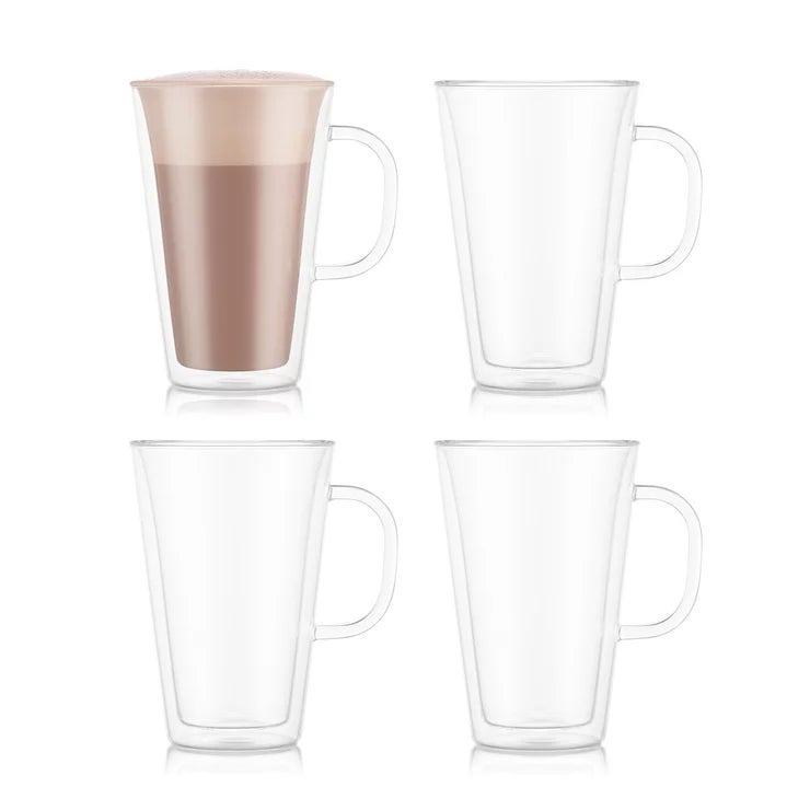 &nbsp; 【商品内容】 ダブルウォールドリンクマグのセット。 温かい飲みものは温かく、冷たい飲みものは冷たく保つ、画期的な二重構造。 スープや冷たいデザートにも適しています。 吹きガラス製法、耐熱性ホウケイ酸ガラスを使用。 2枚のガラス層の間の空気圧を均等に保つ疎水性シリコンベント。 食器洗い乾燥機、冷凍庫、電子レンジ、オーブン使用可能。(180°Cまで) 400ml / 13.5oz 友人と一緒に飲むコーヒー、マグを手で包み込んで味わう雨の日の紅茶......ちょっとした楽しみが大きな喜びになることがあります。BODUM CANTEEN ダブルウォールマグが、この瞬間をさらに特別なものにしてくれます。 ボダムのスタイリッシュで機能的な二重構造のマグは、キッチン用品のエレガントな新アイテムとして活躍します。ホウケイ酸ガラスを使い、吹きガラス製法でひとつずつ仕上げられるグラスは、優れた断熱保温機能を備え、シリコン製のバルブがグラスの外側の温度を調節するので、熱くて持てないということや厄介な結露に悩まされることもありません。 ユニークなデザインが温かい飲みものも冷たい飲みものも最適な温度に長く保つため、コーヒーマグとしてだけでなく、紅茶やココア、アイスコーヒー、冷たいデザートなどにも適しています。何よりも目を見張るのは、そのフォルムです。 ダブルウォールデザインで、ドリンクがグラスの中に浮かんでいるような、はっとする錯覚が生じ、どんな飲みものを注いでも斬新な印象を与えます。 &nbsp; 【ヴィンテージについて】 商品名にヴィンテージの記載がない場合は画像のヴィンテージではない商品になる可能性がございます。 &nbsp; 【商品・画像についてのご注意】 ・バリエーションのある商品の場合、商品画像が複数ある場合がございますが発送されるのは1点です。カラーやサイズなどのバリエーションは商品名をご確認ください。 ・商品の外装デザインは画像と異なる場合がございます。 &nbsp; 【送料・配送についての注意事項】 ・ご注文入れ違い等により欠品・遅延となる場合がございます。 ・ご注文の商品によって北海道、沖縄、離島および一部地域への配送時に追加送料がかかる場合や、配送ができない場合がございます。 ・お客様都合でのキャンセルはお受け出来ませんのでご了承下さい。