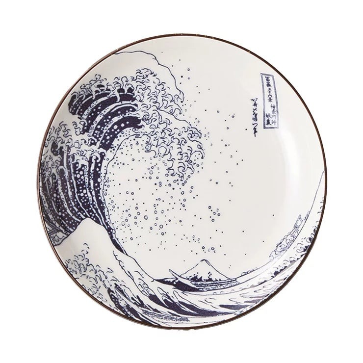 &nbsp; 【商品内容】 北斎の代表する浮世絵の一つ「神奈川沖浪裏」。名画を活かした粋なシリーズ。 25cmプレート 1個 美濃焼(日本製磁器) 電子レンジ、食洗器の使用可能 世界で最も有名な浮世絵師・葛飾北斎の代表作《富嶽三十六景》。 その中でも波と富士を大胆に描いた《神奈川沖浪裏》が粋な和食器になりました。 北斎の迫力を食卓でもお楽しみください。 取り扱い上の注意 ・陶磁器は強い衝撃や急激な温度変化で破損することがあります。破損した商品はケガをする恐れがありますので、使用しないでください。 ・ご使用後は汚れを早く落としてください。汚れたままにしておくと、汚れが落ちにくくなります。 ・洗浄の際は、中性洗剤をやわらかいスポンジなどにつけて洗ってください。クレンザーや金属たわしなど硬いもので強くこすると表面に傷がつくことがあります。 ・茶しぶ、湯あかなどの汚れ落としは、台所用漂白洗剤を定められた方法でご使用ください。 ・本商品は電子レンジでご使用いただけます。ただし、長時間のご使用は避けてください。 ・食洗機は機械の定められた方法でご利用ください。 ・空焚き、直火使用、煮沸は避けてください。 ・傷つきやすいテーブルなどの上では、ランチョンマットやクロスなどを敷いてご使用ください。 ・本商品は釉薬(ゆうやく)の流れ方に個体差があり、色ムラや印刷ムラが発生しているものがあります。また、黒点が発生しているものがありますが、製造上発生するものですのでご了承ください。 サイズ: 約φ25×H3cm 重さ: 約730g 材質:磁器 原産国:日本(美濃焼) &nbsp; 【商品・画像についてのご注意】 ・バリエーションのある商品の場合、商品画像が複数ある場合がございますが発送されるのは1点です。カラーやサイズなどのバリエーションは商品名をご確認ください。 ・商品の外装デザインは画像と異なる場合がございます。 &nbsp; 【送料・配送についての注意事項】 ・ご注文入れ違い等により欠品・遅延となる場合がございます。 ・ご注文の商品によって北海道、沖縄、離島および一部地域への配送時に追加送料がかかる場合や、配送ができない場合がございます。 ・お客様都合でのキャンセルはお受け出来ませんのでご了承下さい。