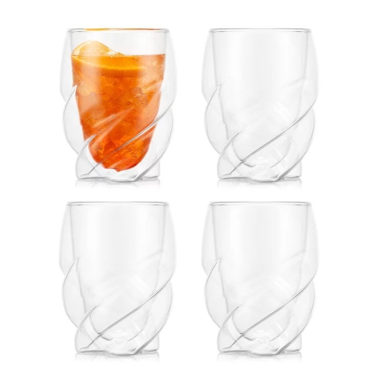 &nbsp; 【商品内容】 ダブルウォールドリンクグラスのセット。 温かい飲みものは温かく、冷たい飲みものは冷たく保つ、画期的な二重構造。 スープや冷たいデザートにも幅広く対応。 吹きガラス製法、耐熱性ホウケイ酸ガラスを使用。 2枚のガラス層の間の空気圧を均等に保つ疎水性シリコンベント。 食器洗い乾燥機、電子レンジ、オーブン使用可能。(180°Cまで) 洗練された美しさと機能性を兼ね備えた、ボダムの新作 PAVINA PARIS(パヴィーナパリス) ダブルウォールグラス。ひねりを加えたユニークなフォルムが印象的なデザインは、モダンな美しさを演出しながら、手にしっくりと馴染む快適なグリップ感を実現。毎日のグラスに、さりげない上質感を添えてくれます。 スタイリッシュで実用的なボダムのダブルウォールグラスは、キッチンに優雅な存在感を与えるエレガントな新定番。ホウケイ酸ガラスを使用し、吹きガラス製法で一つひとつ丁寧に仕上げられたグラスは、優れた断熱・保温機能を備えており、温かい飲みものは温かく、冷たい飲みものは冷たく、最適な温度を長くキープします。 さらに、底部のシリコン製ベントが外気との空気圧を調整し、熱すぎて持てない・結露で濡れるといった不快感を軽減。見た目の美しさだけでなく、使いやすさにもこだわっています。そして、何より目を奪われるのはそのデザイン。ドリンクがグラスの中にふわりと浮かんで見えるダブルウォール構造は、注ぐものすべてにアートのような美しさをもたらします。コーヒー、紅茶、ココア、カクテル、アイスドリンク、さらには冷たいデザートまで── PAVINA PARIS は、あらゆるシーンを美しく彩る一脚です。 容量: 270ml サイズ: 奥行9.2x幅9.2x高さ11.6cm 重量: 180g 入数: 4 原産国: 中国 &nbsp; 【商品・画像についてのご注意】 ・バリエーションのある商品の場合、商品画像が複数ある場合がございますが発送されるのは1点です。カラーやサイズなどのバリエーションは商品名をご確認ください。 ・商品の外装デザインは画像と異なる場合がございます。 &nbsp; 【送料・配送についての注意事項】 ・ご注文入れ違い等により欠品・遅延となる場合がございます。 ・ご注文の商品によって北海道、沖縄、離島および一部地域への配送時に追加送料がかかる場合や、配送ができない場合がございます。 ・お客様都合でのキャンセルはお受け出来ませんのでご了承下さい。