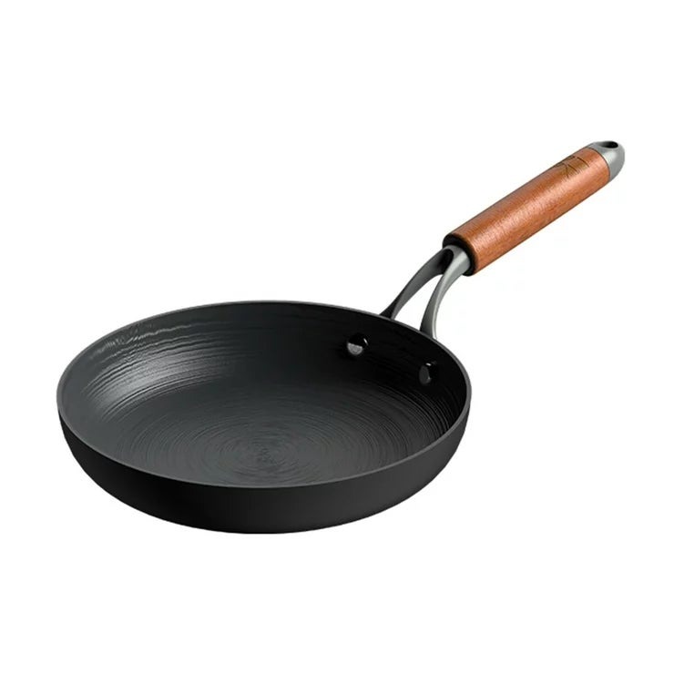 &nbsp; 【商品内容】 ●焦げ付き防止、PFASフリー●徹底した防錆加工●IH対応 取り扱い商品:IH・ガス・電気セラミック・電気コンロ ブナ材の取っ手、耐熱・断熱仕様 内鍋の表面加工により、物理的なノンスティック効果を実現 取っ手はオーブンに入れないでください &nbsp; 【保存方法・期限表示について】 ・直射日光・高温多湿を避け、常温で保存してください。開封後に冷蔵保存が必要な商品につきましては、その旨を商品パッケージに記載しております。 ・消費期限・賞味期限のある商品につきましては、商品パッケージ本体に記載しております。 &nbsp; 【商品・画像についてのご注意】 ・バリエーションのある商品の場合、商品画像が複数ある場合がございますが発送されるのは1点です。カラーやサイズなどのバリエーションは商品名をご確認ください。 ・商品の外装デザインは画像と異なる場合がございます。 &nbsp; 【送料・配送についての注意事項】 ・ご注文入れ違い等により欠品・遅延となる場合がございます。 ・ご注文の商品によって北海道、沖縄、離島および一部地域への配送時に追加送料がかかる場合や、配送ができない場合がございます。 ・お客様都合でのキャンセルはお受け出来ませんのでご了承下さい。