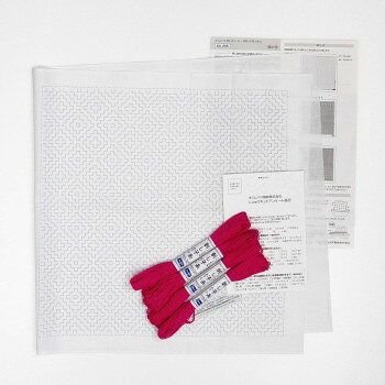 「一目刺し」とは、刺し子の技法のひとつで、一定の針目で縦、横、斜めと同じ方向を順に刺していく技法です。図案は布にプリント済みなので、初心者の方から少し慣れてきた方まで幅広くお楽しみ頂けます。身近なものから刺し子を取り入れて、日々の暮らしに彩りを添えてみませんか。●こちらはキットです。完成品ではありません。●図案は布にプリント済みです。●生地・色・柄等、キット内容は一部変更する場合があります。●画面の設定環境等により実際の色とは多少異なる場合がございます。サイズ出来上がり寸法:約縦34×横34cm個装サイズ：31.0×19.5×1.4cm重量個装重量：53g素材・材質晒木綿・刺し子糸:綿100%刺し子針:はがね仕様初級者向けセット内容晒木綿(白)、刺し子糸、刺し子針、作り方説明書生産国日本fk094igrjs