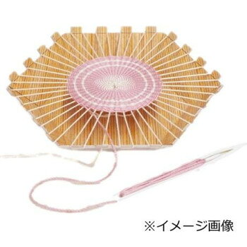 組み立ててつくる、厚紙製のかわいい織り機。初めてでもカンタンに「手織り」のこもの作りが楽しめます。付属の寄せ板とシャトルで織っていきます。四角のコースターやボニータワシが作れます。丸型のコモノ作りに。※お届けはミニ織り機のみです。サイズ組み立て前:204×218mm、組み立て後:本体178×200mm、シャトル:160×15mm個装サイズ：1×28×22.1cm重量個装重量：66g素材・材質コートボール紙:1.5ミリ厚(表面)木目紙、(裏面)白シャトル:PP 1ミリ厚(白)生産国日本fk094igrjs