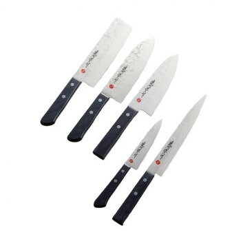 濃州孫六作の伝統を受け継いで1丁ずつ作られた銘品です。伝統的な梨地模様の古流仕上げの包丁です。サイズ三徳包丁:刃渡17cm、菜切包丁:刃渡16cm、出刃包丁:刃渡15.5cm、刺身包丁:刃渡20.5cm、ペティナイフ:全長12cm個装サイズ：35.2×15.4×3.6cm重量約585g個装重量：735g素材・材質ステンレス刃物鋼柄:黒色積層強化木仕様3年間品質保証書付きセット内容三徳包丁×1本菜切包丁×1本出刃包丁×1本刺身包丁×1本ペティナイフ×1本保証書生産国日本fk094igrjs