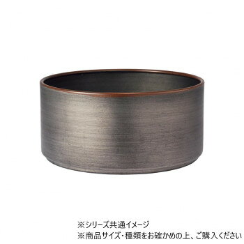 鉄製なのに水漏れしない花器です。シンプルで工業的だけれども、様々な生花やグリーンに合います。下部分に段差があるため、重ねておけます。もらいサビ※錆びの発生を抑える加工をしておりますが、鉄粉の付着やもらいサビにより錆の発生が早まる場合がございます。※ご使用前に水で内側(特に底の隅)を洗浄してからご使用いただくと、より錆びの発生抑制できます。個体差※色は個体差がございますが、お選びいただけません。また、不良対象とはなりません。※素材の特性上、炎天下では非常に熱くなる場合がございます。やけどにご注意ください。※色は個体差がございますがお選びいただけません。また不良対象とはなりません。 ※叩く際に、固いもの・鋭利なものをご使用になりますと傷がつく事がございますので、ご注意ください。※外れた際に下段が落下することがありますので、床から高くない位置で作業を行っていただき、商品や床に傷や凹みがつかないよう、床に段ボールなどの衝撃吸収材を置くことをお勧めします。サイズΦ17×H18cm、口径:Φ16cm個装サイズ：30.2×19.3×9cm重量約260g個装重量：240g素材・材質鉄生産国中国fk094igrjs