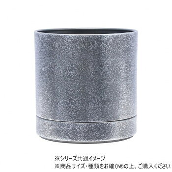 鉄製なのに水漏れしない花器です。シンプルで工業的だけれども、様々な生花やグリーンに合います。下部分に段差があるため、重ねておけます。もらいサビ※錆びの発生を抑える加工をしておりますが、鉄粉の付着やもらいサビにより錆の発生が早まる場合がございます。※ご使用前に水で内側(特に底の隅)を洗浄してからご使用いただくと、より錆びの発生抑制できます。個体差※色は個体差がございますが、お選びいただけません。また、不良対象とはなりません。※素材の特性上、炎天下では非常に熱くなる場合がございます。やけどにご注意ください。※色は個体差がございますがお選びいただけません。また不良対象とはなりません。 ※叩く際に、固いもの・鋭利なものをご使用になりますと傷がつく事がございますので、ご注意ください。※外れた際に下段が落下することがありますので、床から高くない位置で作業を行っていただき、商品や床に傷や凹みがつかないよう、床に段ボールなどの衝撃吸収材を置くことをお勧めします。サイズポット(穴あき):Φ15×H15cm、ソーサー:Φ15×H3cm個装サイズ：15.4×15×14.9cm重量約470g個装重量：440g素材・材質鉄生産国中国fk094igrjs
