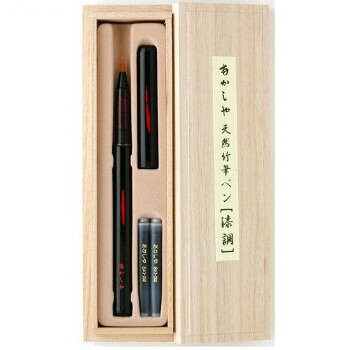桐箱入りでご贈答にもおすすめです。奈良筆と同じ製筆技術で手づくりした穂先。コシの強い人造毛を使い、一本ずつ丹念に造筆しております。水性顔料インクを使用しており、筆跡は乾くと水に流れず色褪せしにくいため、長期保存にも適します。カートリッジ式で経済的。専用のスペアインク(SKI-200)や替え穂(AK-1000H)があり、長くご使用いただけます。※サイズ・重量には若干の個体差があります。サイズ12径×172mm個装サイズ：20.6×6.2×3.7cm重量17g個装重量：96g生産国日本fk094igrjs