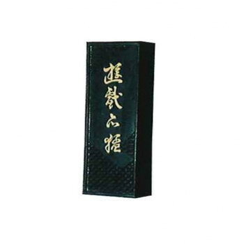 漢字清書、作品用で半紙、画仙紙向きです。普通の濃さから濃墨まで、古くなるほど超濃墨まで使えます。墨色は薄赤茶系の上品な黒です。サイズW37×D110×H19mm個装サイズ：13×6×2.8cm重量個装重量：80g素材・材質植物性芯焚煙(最高級油煙)生産国日本fk094igrjs