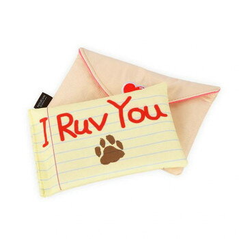 P.L.A.Y.(プレイ)のプラッシュトイ「LoveBug(ラブバグ)」シリーズが新登場!愛犬へ愛を伝えたいと思ったらラブバグのおもちゃで遊んでみましょう。ラブレターを渡して思い切り噛んでもらいましょう。プーという音がします!ご自身の愛犬へのプレゼントとしてはもちろん、愛犬家の方への贈り物にもおすすめです。【商品説明】・ベロア製で肌触りがよく、ワンちゃんの興味を惹きつける音も鳴ります。形や触り心地だけではなく、作り方にもこだわっており、子供用品と同等の品質基準で生産しています。・少しでも丈夫な作りにするために、生地は2枚重ねにし、縫い目もダブルステッチ(2度縫い)を手作業でしています。・クッション材には再生ペットボトル繊維を使用し、地球環境にも優しいおもちゃです。また、洗濯機で丸洗いができるので衛生的です。【お手入れ】※洗濯機で丸洗いが可能です。※デリケートな商品のため、洗濯ネットをご使用になることをお勧めします。※お洗濯後は直射日光を避け、しっかりと乾燥させてください。【注意事項】※誤飲やいたずらを防ぐため飼い主様の目の届く場所で使用し、壊れかけた場合は直ちに使用を中止し新しいものに交換してください。※このおもちゃは食べられません。また子供用おもちゃではありません。※おもちゃを投げて遊ぶときは、周囲の安全を十分に確認してください。サイズ20×2.5×14cm個装サイズ：23.4×13.9×3.4cm重量132g個装重量：130g素材・材質ベロア(ポリエステル100%)オリジナル再生ペットボトル繊維生産国中国fk094igrjs