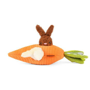 P.L.A.Y.(プレイ)のプラッシュトイ「Hippity Hoppity(ヒッピティホッピティ)」シリーズが新登場!人参の中から出てきたのは・・・うさぎ!?見ているだけで癒される可愛らしいおもちゃです。おもちゃの場所によってプープーなったりカシャカシャなったり愛犬を飽きさせません。ベロア製で肌触りがよく、ワンちゃんの興味を惹きつける音も鳴ります。【商品説明】・形や触り心地だけではなく、作り方にもこだわっており、子供用品と同等の品質基準で生産しています。・少しでも丈夫な作りにするために、生地は2枚重ねにし、縫い目もダブルステッチ(2度縫い)を手作業でしています。・クッション材には再生ペットボトル繊維を使用し、地球環境にも優しいおもちゃです。また、洗濯機で丸洗いができるので衛生的です。【お手入れ】※洗濯機で丸洗いが可能です。※デリケートな商品のため、洗濯ネットをご使用になることをお勧めします。※お洗濯後は直射日光を避け、しっかりと乾燥させてください。【注意事項】※誤飲やいたずらを防ぐため飼い主様の目の届く場所で使用し、壊れかけた場合は直ちに使用を中止し新しいものに交換してください。※このおもちゃは食べられません。また子供用おもちゃではありません。※おもちゃを投げて遊ぶときは、周囲の安全を十分に確認してください。サイズ15×13×28cm個装サイズ：30.5×19.1×15.5cm重量91g個装重量：227g素材・材質ベロア(ポリエステル100%)オリジナル再生ペットボトル繊維生産国中国fk094igrjs
