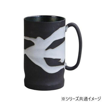 ロング缶も1本丸々入る大きさです。職人の手によって一つ一つ柄杓でかける釉薬がそれぞれの商品に違った表情を醸し出します。サイズφ85×140mm個装サイズ：18.5×13.0×12.5cm重量500g個装重量：500g素材・材質陶器仕様食洗機、電子レンジ:使用可(温め直しに限る)容量:600cc生産国日本fk094igrjs