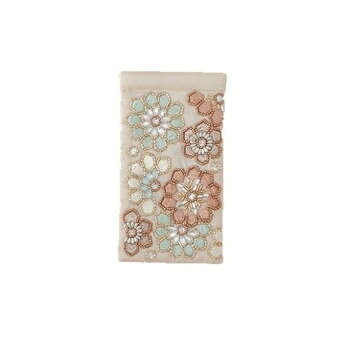 インド特有の色鮮やかなビーズ刺繍が施されたファブリックシリーズ。華やかなビーズ刺繍は全て職人の手作業により作られています。光沢のあるポリエステル生地に花柄のモチーフをビーズと機械刺繍で表現したメガネケースです。 開封口は片手で開けられるバネ式、内布はコットン製です。サイズ10×18cm個装サイズ：10×18×1cm重量41g個装重量：41g素材・材質表地:ポリエステル100%裏地:綿100%生産国インドfk094igrjs
