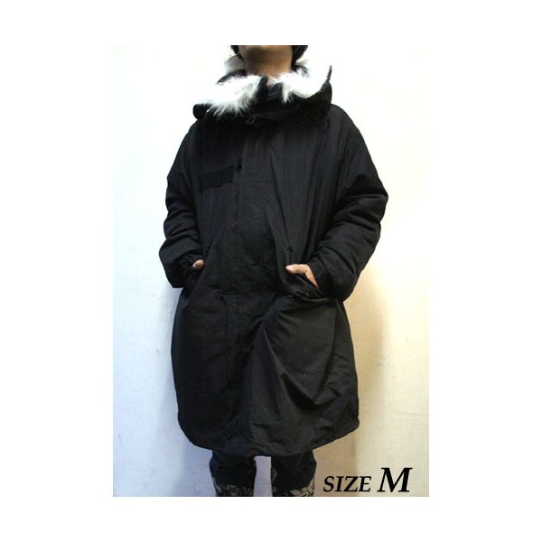 ■サイズ・色違い・関連商品■オリーブ XS■オリーブ S■オリーブ M■オリーブ XXS■オリーブ L■ブラック XS[当ページ]■ブラック S■ブラック M■ブラック L関連商品の検索結果一覧はこちら■商品内容M65フィールドパーカーのオリジナル復刻です。現在では入手困難なもの、あるいはサイズ、レングスの揃わないものを基準に企画しており、製品の開発は生地の再現（色目、素材等）に最も力を注いでいます。さらに、ラベル、ボタン等の細かなディティールの再現にもこだわっております。M65フィールドパーカーは1960年代半ば、米軍は装備の大幅な変更を行っていました。　従来のコットンをメインにした素材をナイロンやポリエステル等の化繊に変更して、装備、被服の軽量化と全天候性の向上を図りました。M65フィールドパーカーは、M51フィールドパーカーの後継モデルとして採用されました。基本的な構造は同じですが、幾つかの改良を行っています。主なものとして、フード一体型を改め着脱式に変更、フード本体もヘルメット着用を前提とした大型の物に変更。（M65フィールドジャケットと兼用）また、M51フィールドパーカーの最大の欠点であった重量のあるウールパイルライナーを廃止し軽量なキルティングライナーの採用。エポレットの廃止等以上の改良を経て、1960年代の後半から1990年代まで30年以上にわたり採用されました。フードの淵にワイヤーが入って、形が自由に変形出来ます。フードとキルティングのライナーは取り外し可能ですので、3シーズン利用出来ます。比翼式のジッパーも「TALRON」社を採用しています。参考（「世界の終わり」の「Dragon Night」プロモーションにこのタイプのオリーブを着用しています。） ■商品スペック【ブランド】 アメリカ軍【商品名】 USタイプ M-65 フィールドパーカー ワンウォッシュ 2色復刻版【型番】 JP057YN【材質】 シェル/コットン65%ナイロン35% ライナー/本体＆中綿ポリエステル100%（キルティング） ファーアクリル100%【生産国】 中国【サイズ】《XXS（S相当）サイズ》 着丈/約77cm（88cm） 袖丈/約58cm 身幅/約63cm 肩幅/約51cm《XS（M相当）サイズ》 着丈/約86cm（97cm） 袖丈/約59cm 身幅/約65cm 肩幅/約53cm《S（L相当）サイズ》 着丈/約91cm（101cm） 袖丈/約60cm 身幅/約67cm 肩幅/56cm《M（XL相当）サイズ》 着丈/約96cm（106cm） 袖丈/約61cm 身幅/約69cm 肩幅/約58cm《L（XXL相当）サイズ》 着丈/約103cm（113cm） 袖丈/約62cm 身幅/約71cm 肩幅/約60cm着丈の（ ）部分はフィッシュテール部分を含んだ寸法表示※適応サイズではございません。目安となる実寸サイズとなります。【スペック】 前たて：ジッパー＆ボタン5個比翼式 ポケット2個 フード付き（取り外し可） キルティングライナー（取り外し可） 裾幅調整紐付 袖口ボタン1個【カラー】 オリーブ、ブラック【重量】 1700g（S）【特記事項】サイズ表示はアメリカサイズです。日本サイズにしますとXSがM、SがL、MがXL、に相当しますので実寸を必ず確かめてお買い上げ下さい。サイズ違いによる返品・交換はお受け出来ません。予めご了承下さい。弱洗濯40度 塩素系洗剤不可 中アイロン タンブラー乾燥不可■送料・配送についての注意事項●本商品の出荷目安は【1 - 4営業日　※土日・祝除く】となります。●お取り寄せ商品のため、稀にご注文入れ違い等により欠品・遅延となる場合がございます。●本商品は仕入元より配送となるため、沖縄・離島への配送はできません。