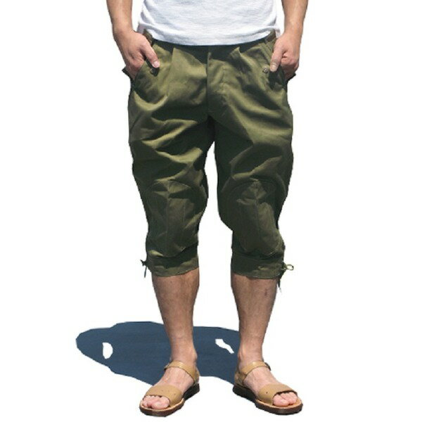■商品内容イタリア軍が使用している7部丈パンツのレプリカです。最大の特徴は、楕円形のステッチが入った膝あてが装備されているというところで、このバランスが絶妙で、ゴツくなりがちな軍モノをいい感じでカジュアルな雰囲気に仕上げています。裾にほどこされた編上げも、今季流行のリゾートテイストを感じさせています。このサイドの紐で、長さ調整できるようになっています。Tシャツもよし、カッチリなシャツもよし、さらにサンダルでもブーツでも相性は抜群です！流行の7分丈は、いろんなファッションが楽しめ、さらにラクにはけるから、年齢を問わず着こなせます。カラーはオリーブ、ブラック、ブラウン、金茶、モスグリーン、と5色用意しました。オリーブ以外のカラーは、そのオリーブの後染めオーバーダイで、深みの色に仕上がっています。■商品スペック○商品名：イタリア軍7部丈レプリカパンツ○型番：PS035YN○カラー：オリーブ、ブラック、ブラウン、金茶、モスグリーン○材質：綿65％ポリエステル35％○生産国：中国○サイズ：《76サイズ》　ウエスト／約76cm　股上／約30cm　股下／約43cm　渡り幅／約30cm 　裾幅／約20cm《80サイズ》　ウエスト／約80cm　股上／約30cm　股下／約46cm　渡り幅／約32cm　裾幅／約20cm《84サイズ》　ウエスト／約84cm　股上／約30cm　股下／約47cm　渡り幅／約34cm　裾幅／約20cm《88サイズ》　ウエスト／約88cm　股上／約30cm　股下／約48cm　渡り幅／約36cm　裾幅／約22cm※適応サイズではございません。目安となる実寸サイズとなります。○スペック：前たてボタン×4個　ポケット×4個　ベルトループ×7個○特記事項：サイズ違いによる返品・交換はお受け出来ません。予めご了承下さい。■送料・配送についての注意事項●本商品の出荷目安は【2 - 6営業日　※土日・祝除く】となります。●お取り寄せ商品のため、稀にご注文入れ違い等により欠品・遅延となる場合がございます。●本商品は仕入元より配送となるため、沖縄・離島への配送はできません。
