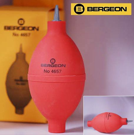 ※離島などへのお届けについては別途ご連絡いたします。 メーカー： BERGEON 型番： BE4657 生産地： スイス 成分・材質： サイズ：最大直径60ミリ　高さ約13cm 素材：　body・・ラバー　ノズル・・PVC スイス製こちらの商品は商品番号がM-IGMから始まる商品のみが同梱可能です。 その他の商品と同時に買い物かごに入れてご注文頂いても別々の発送となるため、 それぞれに送料がかかってしまいます。 また、商品番号がM-IGMから始まる商品以外の商品をまとめて5000円以上購入いただいた場合でも、送料無料にはなりませんのでご注意下さい。 商品番号がM-IGMから始まる商品のみで5000円ご購入いただいた場合はもちろん送料無料となります。（北海道・沖縄・離島を除く）時計工具の王様！ 細いノズルでピンポイントにゴミを撃退！ 時計工具のKing of King、BERGEON！ プロのウォッチメーカーからも選ばれるBERGEONの工具は、数年、いや10年以上たってもメンテナンスしつつ使い続けられる質の高いものです。 そんなBERGEONのブロアーは、 一度使ったら違いを実感できるほどの高品質！ 時計工具用だけあって、 細いノズルがピンポイントでゴミを撃退＆送りこむ風量も調節可能！ こちらはレモン型なので握りやすく使いやすいのもポイントです！ また、最近ではカメラ用に使う方が増え、今まで以上に売れてるんです！ 販売実績2,500個以上！！ この度雑誌にも掲載されて、益々人気に火が点くこと間違いなしです。 BERGEONの工具なら、正規代理店の当店にお任せください！ BERGEONとは、時計好きなら誰でも知っている超有名工具メーカーです。 スイスの時計産業の発祥地　ル・ロックル(Le locle)に自社ビルを構え、 半径数キロの範囲に点在する有名時計メーカーとの長年の取引により、企画開発された数々の時計工具たちは 世界中のウォッチメーカーや時計マニアから愛され続けています。 当店はベルジョンの正規代理店です。