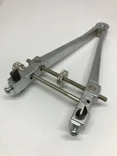 ■　商品内容 スクリュー式裏蓋の開閉に大型時計対応 ■　送料・配送についての注意事項●ご注文入れ違い等により欠品・遅延となる場合がございます。 ●ご注文の商品によって北海道、沖縄、離島および一部地域への配送時に追加送料がかかる場合や、配送ができない場合がございます。 ●お客様都合でのキャンセルはお受け出来ませんのでご了承下さい。