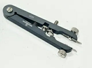 ■　商品内容 両側からバネ棒を挟み込んで外すことができる万能工具です。 ラグに取り外し痕を残すことなく脱着ができる工具で、より安全に安心に作業を行って頂けます。　 最もポピュラーなバネ棒外し工具は棒状で、片側1箇所ずつ取り外していきます。 とても単純で簡単そうに見えてテクニックも必要で、慣れるまで時間がかかる方もめずらしくありません。 ラグ裏で作業しバネが飛び出すこともあるため、ラグ裏に取り外し痕をつけてしまうこともあります。 両つかみ式バネ棒外しは、一度で両端を挟み込みながらバネ棒を伸縮させ取り外すことができる為、 縮んだ状態のままスライドすることによって、より単純・安全に取り外しができます。 本製品でラグに取り外し・取り付け痕・すべり傷をつけるリスクを最小限に抑え、 より早く作業をこなすお手伝いに一躍買う逸品ではないでしょうか。 ＜おすすめポイント＞ 取り外しのみならず、取付け時も尚効果的！ 本製品にバネ棒をあらかじめ挟み込み、縮めた状態で近づけられるので、 その他本体に触れることなくダイレクトに装着することができます！ なかなか入らずにラグの上を滑らせ不用意な傷をつける心配が解消できます！ コツは、ラグ裏から下へ向かって収めるのではなく、横から平行移動することです。 ＜その他＞ ※商品のY先は外幅1.40mm/内幅1.10mmが取り付けられています。 ※最新モデルの場合はさらに隙間が狭く入らない場合もございます。状態も含め、 すべてに順応する保証はございません。作業は自己責任の上で行ってください。何卒お願い申し上げます。 ※工具の使用に関してのトラブル（時計に傷がついた等）についての責任は負いかねます。ご了承の上、自己責任の範囲でご使用下さい。 バネ棒バラの販売はこちら ご注文頂いてからの在庫ご確認となります。 弊社からの受注確定メールをお送りした時点で受注確定です。 その為、ご注文頂きました商品が〈在庫切れ〉となる場合もございます。 在庫切れの場合に関しましては別途ご納期をお知らせさせて頂きます。 ※予告なく本体カラーが変わる場合がございます。 ■　送料・配送についての注意事項●ご注文入れ違い等により欠品・遅延となる場合がございます。 ●ご注文の商品によって北海道、沖縄、離島および一部地域への配送時に追加送料がかかる場合や、配送ができない場合がございます。 ●お客様都合でのキャンセルはお受け出来ませんのでご了承下さい。
