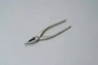 ■　商品内容 全長150ミリ指輪の石留め作業の爪倒しに使用。 ご注文頂いてからの在庫ご確認となります。 弊社からの受注確定メールをお送りした時点で受注確定となります。 その為、ご注文頂きました商品が〈在庫切れ〉となる場合もございます 事をご了承お願い致します。 在庫切れの場合に関しましては別途ご納期をお知らせさせて頂きます。 ■　送料・配送についての注意事項●ご注文入れ違い等により欠品・遅延となる場合がございます。 ●ご注文の商品によって北海道、沖縄、離島および一部地域への配送時に追加送料がかかる場合や、配送ができない場合がございます。 ●お客様都合でのキャンセルはお受け出来ませんのでご了承下さい。