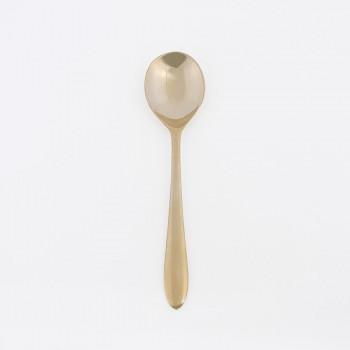 友達を招いた食事会や季節のパーティー。器にはこだわったけれど、取り分け用のサーバーがなくて残念だったことありませんか?美味しそうに盛り付けたからには道具にもこだりたいものです。ブラスのサラダサーバーは適度に重みもあり、深みのある光沢がスタイリッシュで高級感があります。つぼの部分が浅めの形状なので、サラダ以外のとりわけにも重宝する仕様。食卓に彩りを添えるお洒落なデザインと使い心地にもこだわりました。【素材について】BRASS(ブラス)とは真鍮のことで、shesayのBRASS製品はすべて職人によるハンドメイドで生産しています。独自の質感や深みのある光沢が上品な雰囲気を醸し出し、使うほどに増していく風合いも真鍮素材ならではの特徴です。年月の経過とともに、自分だけのエイジングを感じられる愛着のあるものへとなっていきます。【注意】真鍮は美しさ・重厚さを保ちつつ、使い込むほど味わいある色調に変化していく過程を楽しむことができる素材です。殺菌・抗菌作用があるため、ドアノブや食器・カトラリーなどの素材として古くから使われてきました。※空気中の成分と反応してくすんだり黒ずんだりする性質がありますので、使い込んでいくうちに徐々に色合いが濃くなり、しみの様な斑点が出来たりする場合がありますが、商品の特性のひとつとしてご理解ください。※酸性の食品や飲み物を入れると、変色したり金属成分が溶け出す恐れがありますのでご使用はお控えください。※製品使用後、洗わずに置いておいたり、食品が付着したまま長い間置いておくと、変色や緑青(ろくしょう)が出やすくなります。※使用後は出来るだけ早く洗い、柔らかい布等で水気をよく拭き取って乾かしてください。※食器洗浄機などでの洗浄はサビや腐食の原因となりますのでおやめください。※金属タワシや研磨剤の入った洗剤の使用は表面を傷付ける原因となりますのでおやめください。※金属製品は熱伝導に優れていますので、熱いものを入れた際は金属表面が熱くなり、火傷をする恐れがありますので十分ご注意ください。※金属類は強度のある素材ですが、落としたり強い衝撃を与えたりすると割れることがありますのでご注意ください。サイズ幅5×長さ21cm個装サイズ：25×8×6cm重量個装重量：120g素材・材質ブラス生産国インドfk094igrjs