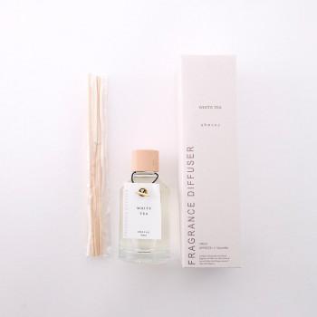 WOODキャップのボトルでシンプルかつ洗練されたデザインが、インテリアに自然と溶け込みます。どんな空間にも上品さをプラスし、心地よい香りとともに視覚的にも癒しを提供します。香りを楽しんだ後は、フラワーベースとしてもお使いいただけます。このディフューザーは、香りとインテリアが調和したライフスタイルを提案し、日常をより豊かに彩る一品です。プレゼントとしても喜ばれるアイテムです。※紅茶とシトラスがベースになった心落ち着くやさしくて品のある香りです。※その他注意事項につきましては、画像をご覧ください。サイズ底部:直径5.3×高さ11.5cm、スティック(長さ):20cm個装サイズ：9×9×15cm重量個装重量：350g素材・材質フレグランスオイルガラスウッドラタンスティックウィロースティック仕様容量:100mlラタンスティック:4pcsウィロースティック:2pcs香り持続期間:約1-2ヶ月デザインボックス入り生産国中国fk094igrjs