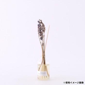 100%天然由来の成分で作られたエッセンシャルオイルディフューザーです。厳選された香りが、優しく心地よい空間を演出してくれます。ラタンリードとドライフラワーのセットになっており、ラベンダーがインテリアとしてお部屋を華やかに演出。彩りで、お部屋をもっと特別な場所にしたい方にぴったりです。植物の優しい香りに包まれて、日常のひとときを贅沢に癒す極上のリラクゼーションをお楽しみください。【使用方法】アロマオイル本体のキャップを外し、ドライフラワーとラタンスティックを挿し入れると、リードディフューザーがアロマを吸い上げ、やさしく香ります。挿し込むスティックの本数で香りの強さが調整可能。香りが弱くなったと感じたら、スティックを上下逆にしてご使用ください。※使用環境により芳香力、芳香期間は異なります。【注意】●ボトルのふたを開ける際に中身がこぼれないようにご注意ください。●用途以外に使用しないでください。他の液体と混ぜないでください。●フレグランス用の容器に移して使用することも可能です。容器の素材によっては変形・変色・液漏れするおそれがありますので、ご注意ください。●使用中は転倒を防ぐため安定した場所に置いてください。●本品は飲み物ではありません。子供やペットの手の届かない場所で使用、保管してください。●本品は、アルコールを含みますので火気に十分ご注意ください。直射日光やエアコン、ヒーターなどの熱が当たらない場所に置いてください。●オイルを吸い上げたスティックに直接触れないようにしてください。万一目や口に入った場合や皮膚に付いた場合は、ただちに水で洗浄し、異常がみられる場合は医師の診察を受けてください。●中身がこぼれた場合は、速やかに布等で拭きとってください。プラチック製品を傷めたり、家具やフローリングの塗装面をはがす恐れがあります。●使用中気分が悪くなった場合は、直ちに使用を中止してください。●天然精油を使用していますので液体が白濁したり、成分の一部が結晶化し沈殿・浮遊する場合がありますが、品質には問題ありません。●ドライフラワーは天然素材を乾燥させて作られているため個体差があります。時間の経過や気候で色合いや形も少しずつ変化していきます。退色し、朽ちてきたら寿命と考えてください。●水や湿気に大変弱く、高温多湿の場所はカビの発生原因となりますのでご注意ください。●葉の色素が流れて、壁や床等、周りのものに色移りすることがあるのでご注意ください。●ドライフラワーに付着したホコリもカビの原因になります。先の柔らかいブラシ等で払うかドライヤーなどの弱い風でホコリを飛ばしてください。●直射日光や強い光は退色の原因になりますのでお避けください。保存状態を良く保つことで、より長く楽しむことができます。サイズディフューザー:直径4×高さ8cm、ドライフラワー:約20cm、スティック:長さ18cm個装サイズ：7×7×23cm重量個装重量：113g素材・材質ドライフラワー:ラベンダーガラスラタンスティックエタノール(植物由来)精油:ラベンダー・ロジノール・トリアセチン仕様容量:50ml持続期間:約1カ月生産国日本fk094igrjs