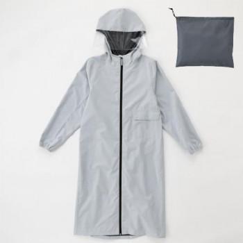 ロング丈で軽量な、学生向けレインコートです。ヘルメット着用対応のフードは透明ひさし部分が大きく、視界をしっかり確保します。リュックの上から着用可能です。背マチは面ファスナーで開閉ができます。着心地が良いストレッチ素材を使用。安全に配慮した反射テープも備えています。濡れたコートの収納も楽々な収納袋付きです。※ヘルメットの上から被る専用フードのため、ヘルメットを被らずにフードを被った場合、視界を遮り危険です。サイズ個装サイズ：8×16×31cm重量個装重量：500g素材・材質ポリエステル(TPUラミネート)付属品収納袋生産国中国fk094igrjs