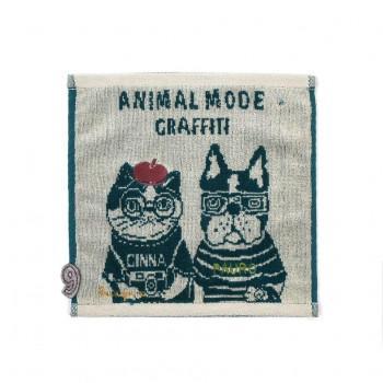 やわらかなシャーリングの製法。ジャガード織りと細かな刺繍とのコラボです。裏側はパイル仕上げ。全てのデザインにフェルトのアクセント付き。毎日使うものだから、何枚あっても嬉しいアイテムです。プレゼントや、ご自分用にどうぞ。シナモンとパウロのツーショット。ユニセックスなカラー使いです。※商品の画像は光の照射や角度、お使いのPC環境により実物と色味が異なる場合がございます。サイズ25×25cm個装サイズ：5×5×8cm重量個装重量：35g素材・材質綿100%生産国中国fk094igrjs