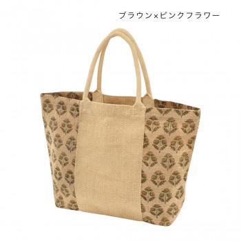 収納力のあるBIGバッグです。タウンユースはもちろん、レジャーシーンにもぴったりです。「ブロックプリント」は、インドの伝統的な技法で、職人が木版を使い、一つ一つ手作業で生地にプリントを施した布です。取り扱う布製品は、織りから染色まで昔ながらの伝統的手法で作られております。手作業の工程が多いため、日本の機械工業製品と比べると一見粗野に感じられる部分も見受けられます。生産現場の監督者、職人たちと話し合い、生産工程上避けられないものに関しましては、正規品として取り扱いさせていただいております。現地の職人たちがこつこつと手作業で作り上げた布製品の特性をご理解の上、人の手が作り出す表情の違い、素朴な風合いをお楽しみください。サイズ約50×H35×D15cm個装サイズ：38×54×2cm重量個装重量：270g素材・材質ジュート生産国インドfk094igrjs