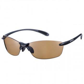 徹底的に「軽さ」を追求した超軽量モデルで、長時間かけていても負担を感じにくく、軽い運動や日常生活で気軽に紫外線対策をしたい方にオススメです。※製品に付属しておりますタグには家庭用品品質表示法に則り、フレーム:プラスチック、レンズ:プラスチックと表示しています。・ノンスリップラバーテンプルエンドにはサングラスのズレを防ぐ「ノンスリップラバー」付きです。・調整可能なノーズパッドノーズパット部を指でつかんで、ゆっくり幅を縮めたり、開いたりすることによって、着用者の鼻幅に合わせてお使いいただけます。ただし、無理な外圧を加えると金属部が折れる可能性がありますので、取扱いには十分ご注意ください。調節の目安としては、着用者の眼の位置がレンズの中央付近にくるように調節していただくと、レンズ性能が最大限に発揮できます。・レンズカラー説明水面やアスファルト、芝生などのギラギラした反射光をカットする偏光レンズです。ブラウン系レンズはブルーライトを抑える効果に加えて、自然な色調に近づける効果を併せ持ちます。長時間の使用にも最適なレンズカラーです。サイズ高さ37mm/横幅141mm個装サイズ：17×8×5.4cm重量16g個装重量：100g素材・材質フレーム:ナイロンレンズ:ポリカーボネート仕様フレームカラー:ブラック×メタリックブラックレンズカラー:0065/偏光フォクシーブラウン可視光線透過率:30%(偏光度:93%以上)紫外線透過率:0.1%以下(UVカット99.9%以上)レンズ機能:偏光レンズ、PETROID LENSレンズカーブ:8カーブフレーム機能:ノーズ幅調節可能付属品ハードケース生産国日本fk094igrjs