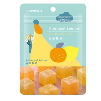 果物を食べているようなフレッシュな美味しさをギュッと詰めた一口サイズのヴィーガンゼリーです。金柑とレモンジュースの爽やかで濃厚な味わいをお楽しみください。ゼラチン(動物性由来)・香料・着色料は不使用です。※沖縄、離島の場合は、別途中継料がかかる場合がございます。※開封後は30度以下で保存の上、お早めにお召し上がりください。※本品製造工場では、くるみ、乳製品、卵、小麦、落花生、アーモンド、オレンジ、カシューナッツ、ごま、大豆、バナナ、もも、リンゴ、ゼラチンを含む製品を製造しています。内容量42gサイズ15×105×145mm個装サイズ：21×15×15cm重量50g個装重量：1000g仕様賞味期間：製造日より450日生産国台湾原材料名称：ゼリーグルコースシロップ、砂糖、濃縮金柑ジュース、濃縮レモンジュース、食塩/ゲル化剤(ペクチン:柑橘果皮由来)、pH調整剤製造（販売）者情報輸入者:フジフードサービス株式会社fk094igrjs