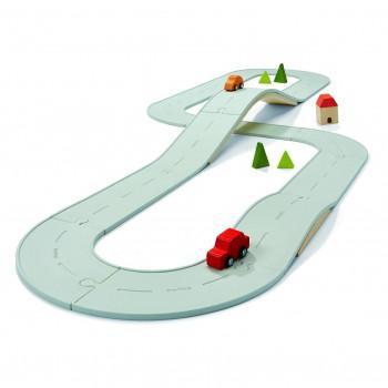 道路を敷いて旅に出よう!柔らかいゴム製の道路はフレキシブルで、裏面はレールになっています。木製の橋は遊びの幅を広げます。16枚の両面道路に、木製の橋2個、車2台、建物1つ(2ピース)、灌木4本、計26ピースです。【プラントイジャパン株式会社】プラントイの玩具に使用されている木材はすべて、廃材になったゴムの木を再利用して玩具を製造しています。ゴムの木名産国であるタイでは以前、25年経ちゴムの樹脂を採取できなくったゴムの木を廃材として焼却していました。創立者であるVitool氏がその廃材に着目し、なんとか再利用できないかと試行錯誤した結果、世界で初めて環境を重視した木製玩具を作ることに成功しました。プラントイの玩具は、環境にやさしいだけでなく安全性にも力を注ぎ、プラントイのすべての玩具は安全基準の国際規格(EN71とASTM)をクリアし、また防腐剤を一切使用しないことを徹底しています。そのため、安心してお子様に遊んでいただける玩具を提供しています。素朴な手触りと優れたデザインが世界的に評価されプラントイ玩具は世界の数々の賞を受賞しています。サイズ幅48×奥行7×高さ8cm個装サイズ：57×8×19cm重量個装重量：1570g素材・材質木仕様対象月齢:36ヶ月以上生産国タイfk094igrjs