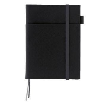 従来のカバーに比べ、ノートの表紙を固定する内ポケットが深く設計してあるので、表紙片側だけでしっかりノートを固定。2冊のノートがしっかり収容できます。最大収容幅が広く、リングノートをはじめ、厚手のノートやメモパッドも収容可能です。右ポケットにリングノートを収容すると、リングノートの特長を生かしたまま、コンパクトに使えます。表紙にははっ水加工を施した、耐久性のある素材を採用しました。表紙ポケットには筆記具や付箋など、ノートと一緒に利用する頻度の高い小物がまとめて収容できます。また内ポケットには資料や名刺が挟み込めます。【ご使用上の注意】※ノートは、ツインリングノート(エッジタイトル)が1冊セットされています。※セット可能なノートサイズはA5サイズ(縦210×横148mm)までです。また、厚みはノート2冊あわせて23mmまでセットできます。サイズカバー寸法:縦232×横175mm、ノート中紙寸法:縦210×横148mm個装サイズ：24×18×2cm重量個装重量：300g素材・材質表紙:ポリエステルカバー中紙:上質紙仕様ノートサイズ:3号(A5)罫内容:中横罫(エッジタイトル罫入り)行数:28行枚数:50枚替えノート:ス-TJ105B製本様式:ツインリングとじしおりひも2本付き付属品ツインリングノート「エッジタイトル」×1冊生産国日本fk094igrjs