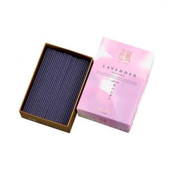 空気、水面、木漏れ日。景色にとけこんだピュアな香りの息吹はやがて花風となり、ひろがってゆきます。自然のきらめきが紡ぎ出す、透明感のあるかぐわしい香りにこだわり、創香しました。美しい日本の情景や記憶が呼び起こされるような、清らかな香りです。冷涼な初夏の丘陵にやわらかな光を受けて花開く最も芳香がすばらしいといわれる開花直前のラベンダーそのものの香りです。小さな香炉でも使いやすい短いサイズです。(煙の少ないお線香)煙が少なく、換気がしづらいお部屋でも使いやすいお線香です。かぐわしい香りでありながら、煙はほんのり。日々の暮らしにやさしく寄り添うような使い心地です。サイズお線香サイズ:約90mm、商品サイズ:約高さ110×幅72×奥行35mm個装サイズ：11×7×4cm重量約110g個装重量：110g素材・材質タブ粉、炭、香料仕様内容量:約75g燃焼時間:約15分(立てた場合)生産国日本fk094igrjs