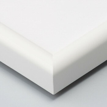 木製のシンプルな額縁です。サイズ三三サイズ個装サイズ：64.3×49.2×3.8cm重量個装重量：2380g素材・材質フレーム:木製表面材:アクリル仕様作品寸法:604 × 453mm付属品吊紐生産国日本fk094igrjs