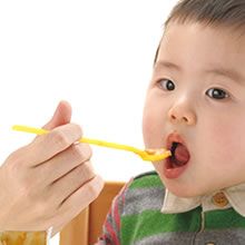 おでかけランチくん レトルトパウチ用スプーン/ベビー食器/ベビー用品/食器/離乳食/赤ちゃん/ おでかけランチくん　レトルトパウチ用スプーン【4332】