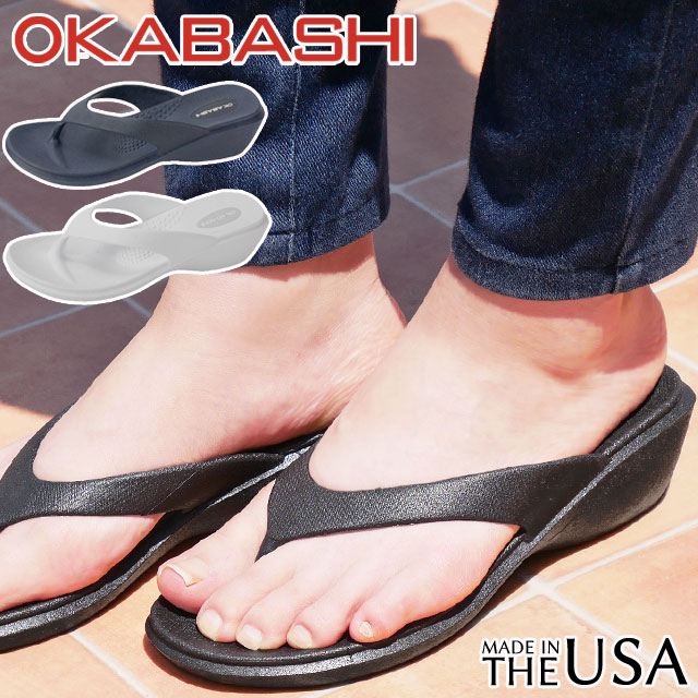 ■商品説明 オカバシ OKABASHI レディース トングサンダル 010(Black) 410(Navy) 100(White) ※こちらの商品には専用の梱包材なしの、商品のみのお届けとなります。 「Okabashi」の製品デザインは、快適性を第一に考え とてもシンプルに設計されています。 人間工学に基づいた立体成型のアーチサポート、 リフレクソロジーの考え方を取り入れた「マッサージビーズ」、 抗菌効果が高く水洗いが可能な「マイクロプラスト」。 そして、計算された重量のあるこのオリジナルマテリアルは いつでも足をしっかり支え、安定した歩行を提供してくれます。 あなたの「エブリデイフィットウェア」であるために。 ヒールのあるデザインのフリップフロップ。 重量感がありしっかりしたホールド感と身体を支えるサポート構造で 快適な歩行ができるフェミニンな人気モデルです。 ヒールの高さ：約4.5cm 【検索用キーワード】 22cm 22.0cm 23cm 23.0cm 24.0cm 24cm 25.0cm 25cm 22センチ 22.0センチ 23センチ 23.0センチ 24.0センチ 24センチ 25.0センチ 25センチ 22cm 22．0cm 23cm 23．0cm 24cm 24．0cm 25cm 25．0cm 22センチ 22．0センチ 23センチ 23．0センチ 24センチ 24．0センチ 25センチ 25．0センチ 屋外 野外 アウトドアカジュアル 水辺 クロ BLACK ブラック 紺 ネイビー NAVY 白 ホワイト WHITE 鼻緒 夏 レジャー アメリカ製 MADE IN USA タウンユース デイリーユース 街履き アクティビティ 誕生日 バースデー プレゼント ギフト 贈り物 母の日 旅行 トラベル 海 川 ウエッジソール ■サイズ選びにお悩みの方　サイズ目安 こちらの靴の場合 　M(23〜24.0cm)が丁度いいサイズでした。 ■サイズ目安について■ 目安として当店スタッフが着用した感じでの値です。 足のサイズが同じでも、骨格や肉付きで 最適な靴サイズが異なったり、『丁度良い』と感じるサイズに 個人差があるためあくまでも目安としてご利用ください。 ■素材 PVC(ポリ塩化ビニル)/リサイクル素材を含む ■商品カテゴリ ラバークロック・アクアサンダル OKABASHI オカバシ はこちら レディース サンダル＆ミュール はこちら 当店では販売形態上、自動在庫管理の機能を使用していない為、 サイズ切れによる在庫切れが発生する場合がございます。 これにより、ご注文後でも、商品をご用意できない場合がございます。 あらかじめご了承ください。 サイズ切れでも、在庫がある場合もございますのでお気軽にお問合せ下さい。 ↓　　　　　　　↓　　　　　　　↓ ◆◇◆メルマガ登録はこちら◆◇◆ メーカー希望小売価格はメーカーサイトに基づいて掲載しています JDCBJ　　「HR」オカバシ OKABASHI 「Okabashi」の製品デザインは、快適性を第一に考え とてもシンプルに設計されています。 人間工学に基づいた立体成型のアーチサポート、 リフレクソロジーの考え方を取り入れた「マッサージビーズ」、 抗菌効果が高く水洗いが可能な「マイクロプラスト」。 そして、計算された重量のあるこのオリジナルマテリアルは いつでも足をしっかり支え、安定した歩行を提供してくれます。 あなたの「エブリデイフィットウェア」であるために。 ヒールのあるデザインのフリップフロップ。 重量感がありしっかりしたホールド感と身体を支えるサポート構造で 快適な歩行ができるフェミニンな人気モデルです。 ■商品カテゴリ ラバークロック・アクアサンダル OKABASHI オカバシ はこちら レディース サンダル＆ミュール はこちら