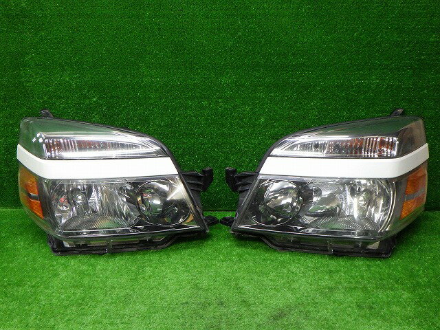 【中古】トヨタ　AZR60/65　ヴォクシー　後期　ヘッドライト左右　HID　28-182　V9　バラスト付き　250303003中古 車 パーツ 中古パーツ 中古部品 カスタム 即発送