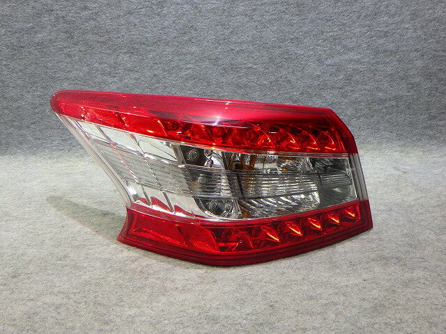 【中古】シルフィ　左テール　TB17　2014年　P8973　26555-3SB0B　LED玉切れ無し　260325021中古 車 パーツ 中古パーツ 中古部品 カスタム 即発送