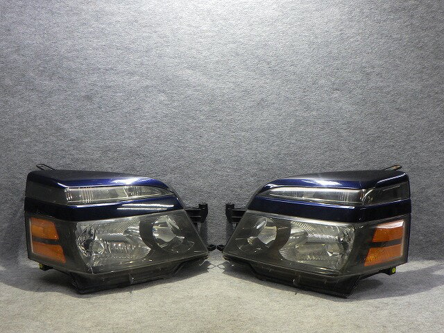 【中古】60系　ヴォクシー　ヘッドライト　左右　HID　ライライン付　カラー8P8　後期　28-183　V7　81110/81150-28870　260326221中古 車 パーツ 中古パーツ 中古部品 カスタム 即発送