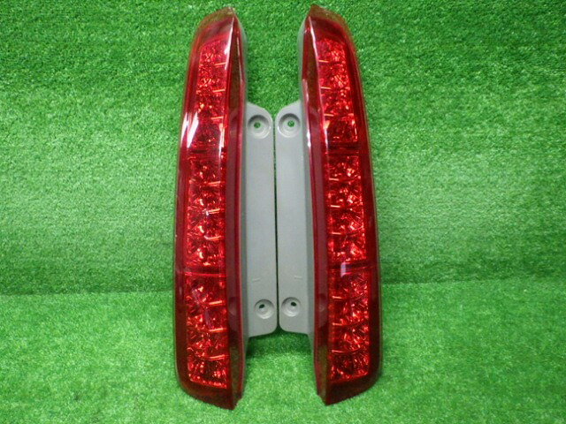 【中古】トヨタ　ANM10/15　アイシス　前期　テールレンズ　左右セット　44-70　221213053中古 車 パーツ 中古パーツ 中古部品 カスタム 即発送