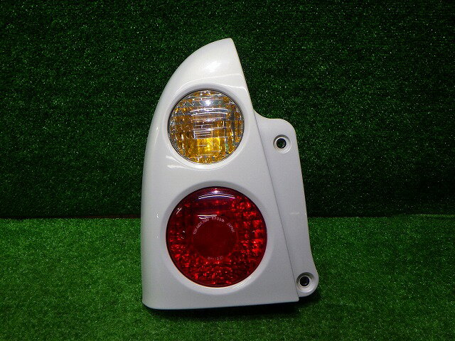 【中古】オプティ　左テール　L802S　L810S　20503　ダイハツ　パネルカラーホワイト　ダイハツ　251111032中古 車 パーツ 中古パーツ 中古部品 カスタム 即発送