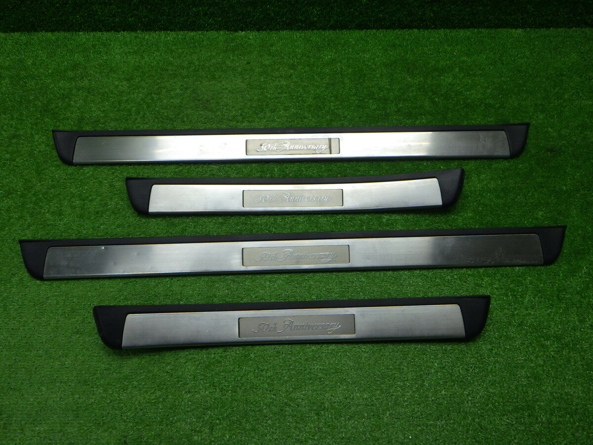 【中古】 トヨタ 18クラウン 50th アニバーサリー スカッフプレート 4枚セット 181119074中古 車 パーツ 中古パーツ 中古部品 カスタム 即発送