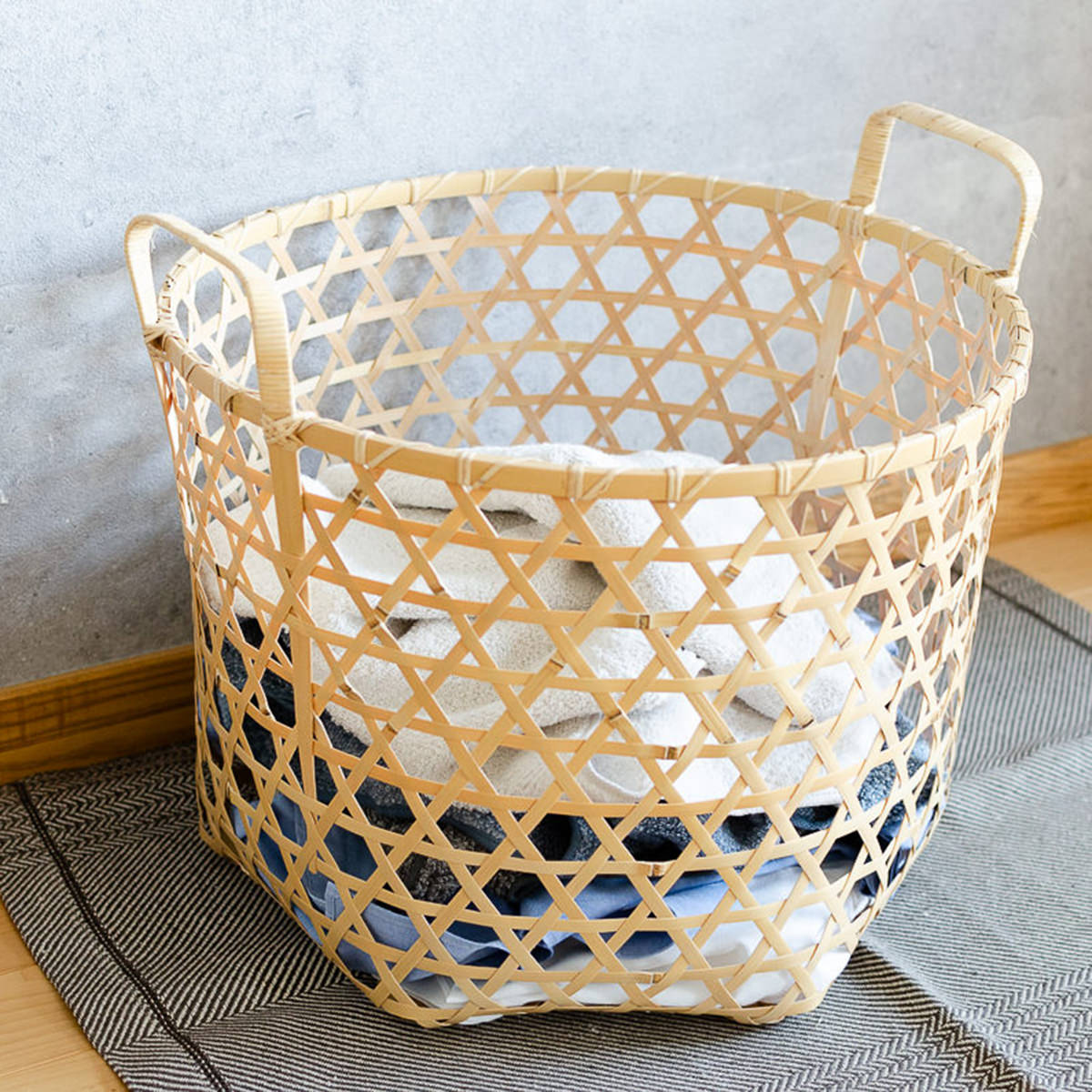 竹製 六つ目ランドリーバスケット 香川県 真竹 白竹 持ち手付き 脱衣かご 洗濯かご 衣類収納 おしゃれ ..