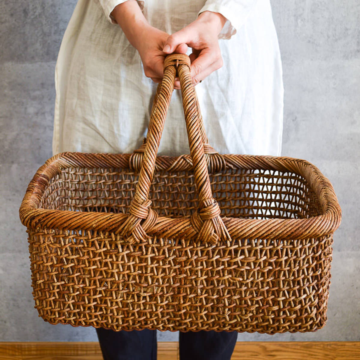 楽天暮らしのかご・ざる 1basketry角手付バスケット すかし編み あけび蔓 大型 持ち手付き 丈夫 収納 アウトドア 手仕事 天然素材 長野県 日本製